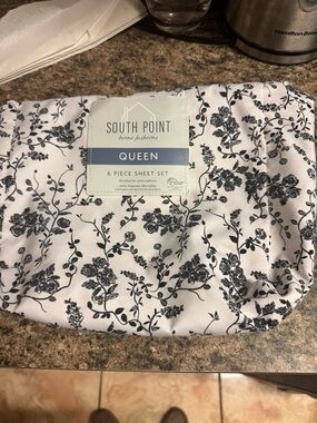 South Point Queen 6-Piece Sheet Set - White with Black Floral